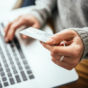 Tornando-se global: como os cartões de crédito simplificam as transações de cassino on-line internacionais